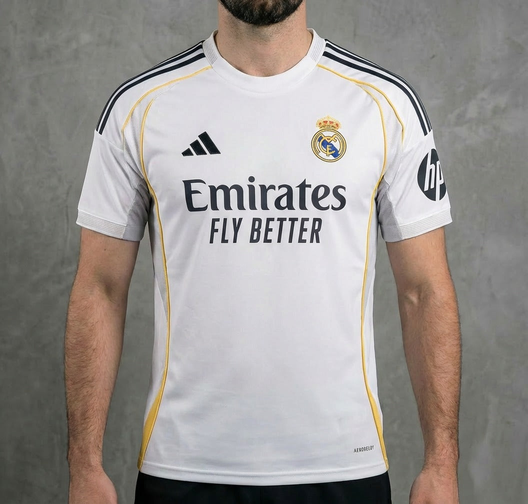 Camisa Real de Madrid I 25/26 - Torcedor Adidas Masculina - Branca com detalhes em cinza e amarelo