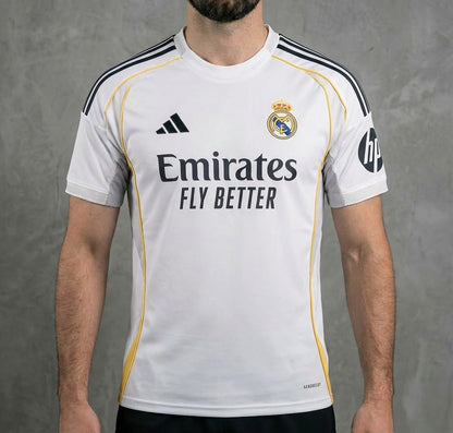 Camisa Real de Madrid I 25/26 - Torcedor Adidas Masculina - Branca com detalhes em cinza e amarelo