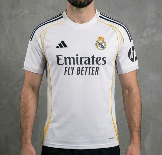 Camisa Real de Madrid I 25/26 - Torcedor Adidas Masculina - Branca com detalhes em cinza e amarelo