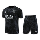 Kit Treino adulto - Camisa e Shorts - Paris Saint-Germain Nike 23/24 - Preto com detalhes em cinza
