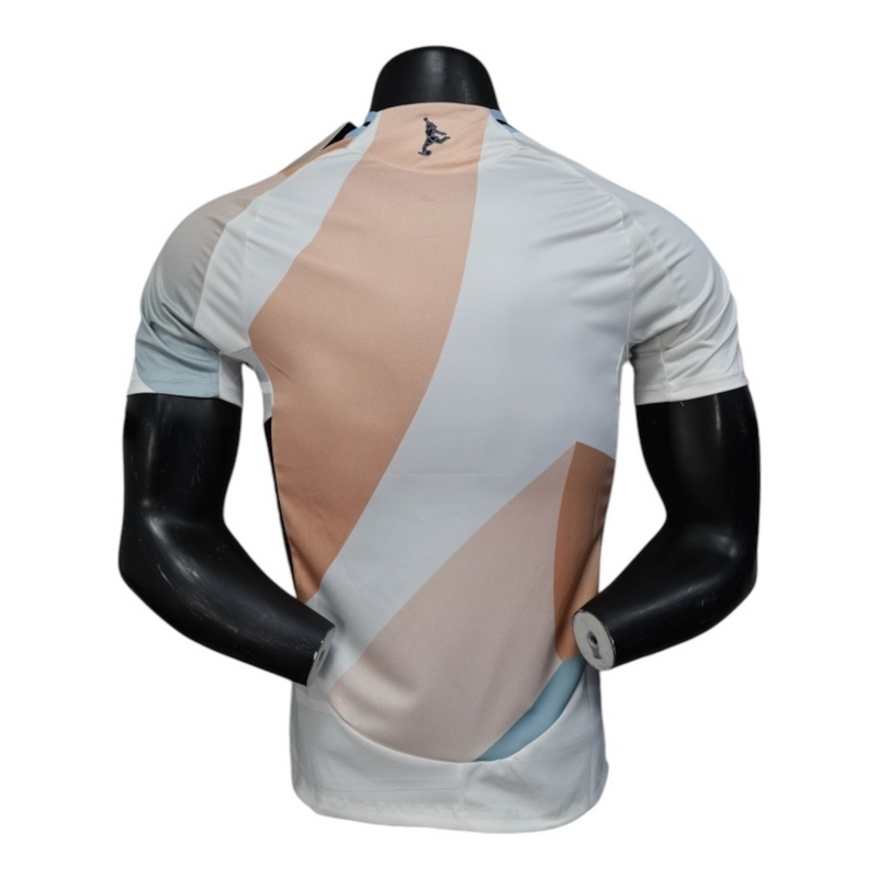 Camisa Seleção Espanha Eurocopa II 25/26 - Jogador Adidas Masculina - Branca com detalhes em rosa e azul