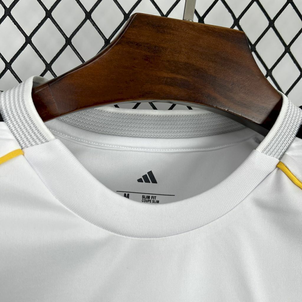 Camisa Real de Madrid I 25/26 - Torcedor Adidas Masculina - Branca com detalhes em cinza e amarelo