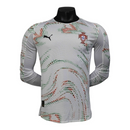 Camisa Seleção Portugal II 25/26 manga longa - Jogador Puma Masculina - Branca com detalhes em verde e vermelho