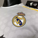 Camisa Real Madrid I 25/26 - Jogador Adidas Masculina - Branca com detalhes em amarelo