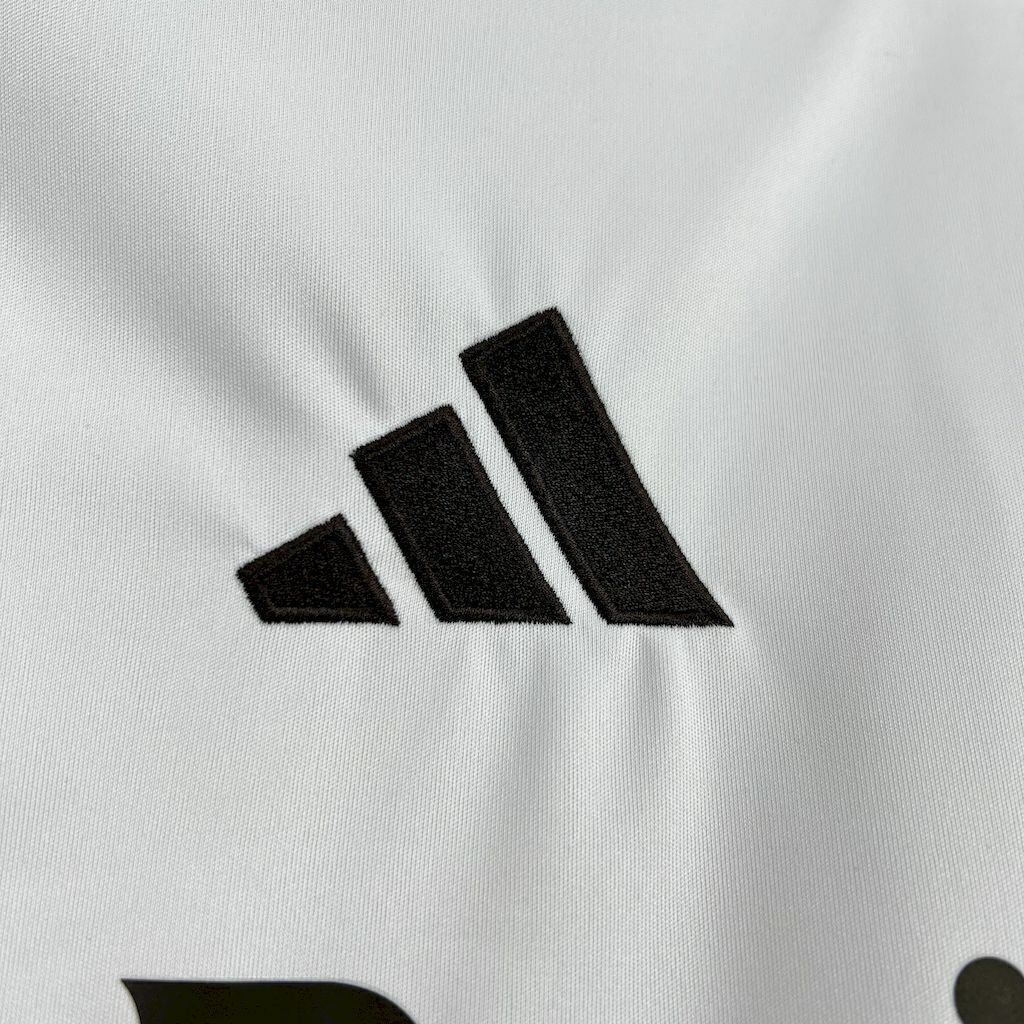 Camisa Real de Madrid I 25/26 - Torcedor Adidas Masculina - Branca com detalhes em cinza e amarelo