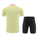 Kit Treino adulto - Camisa e Shorts - Paris Saint-Germain Nike 24/25 - Amarelo e preto com detalhes em rosa