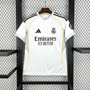 Camisa Real de Madrid I 25/26 - Torcedor Adidas Masculina - Branca com detalhes em cinza e amarelo